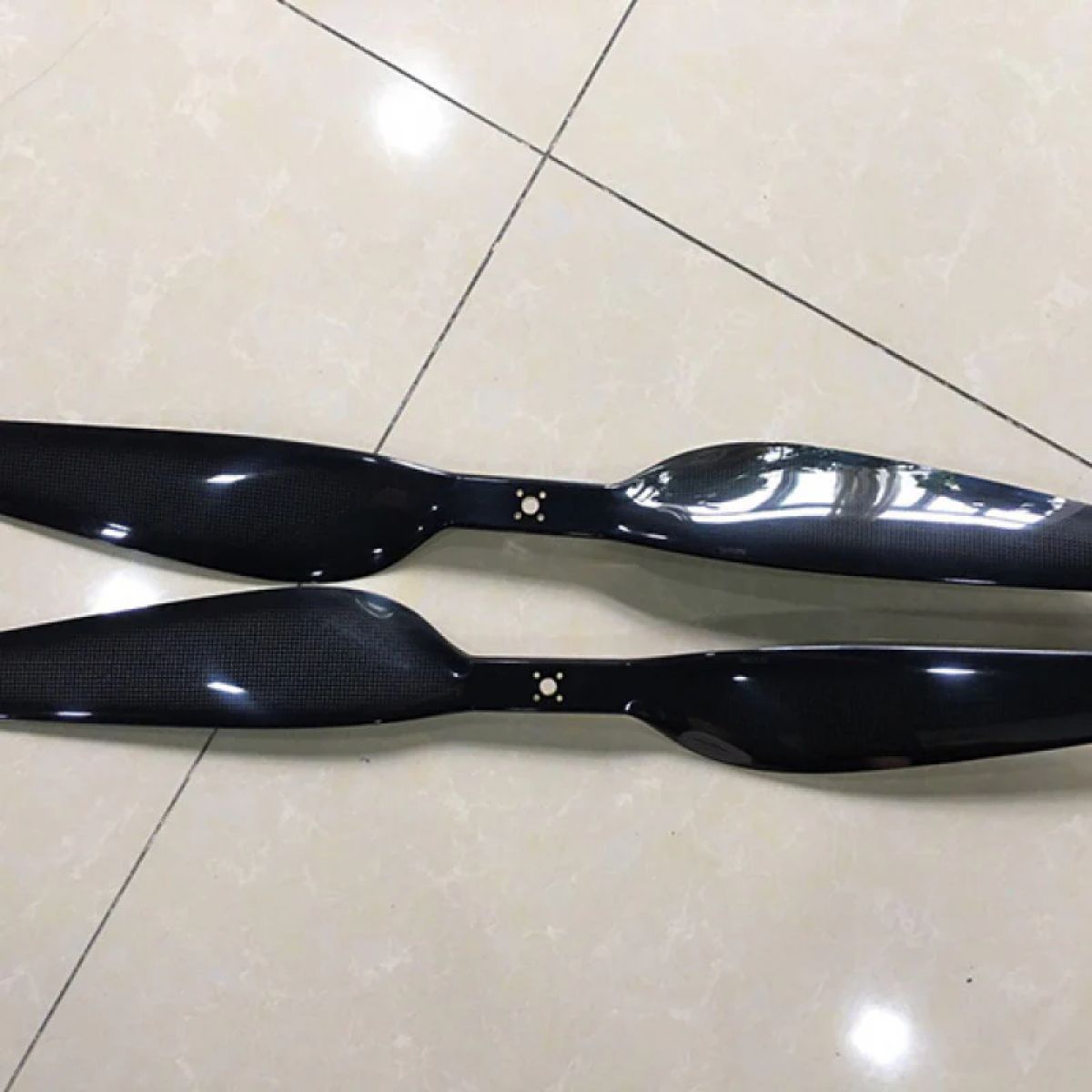 Пропеллер RJX 26×8.5", 3K углеродное волокно, CW/CCW, для мультикоптеров (квадро-, гекса-) Пропеллер RJX 26×8.5", 3K углеродное волокно, CW/CCW, для мультикоптеров (квадро-, гекса-)